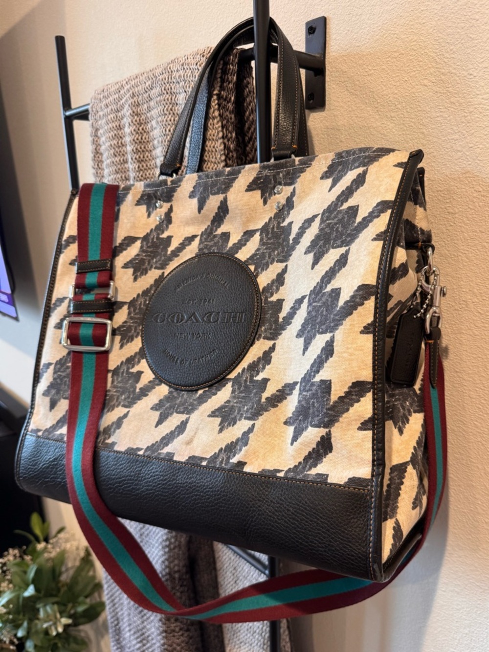 Coach CJ624 Dempsey Tote 40 With Houndstooth Print And Patch in Cream/Black - Picture 7 of 16